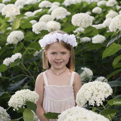 szabadtéri gyerek fotózás virágokkal